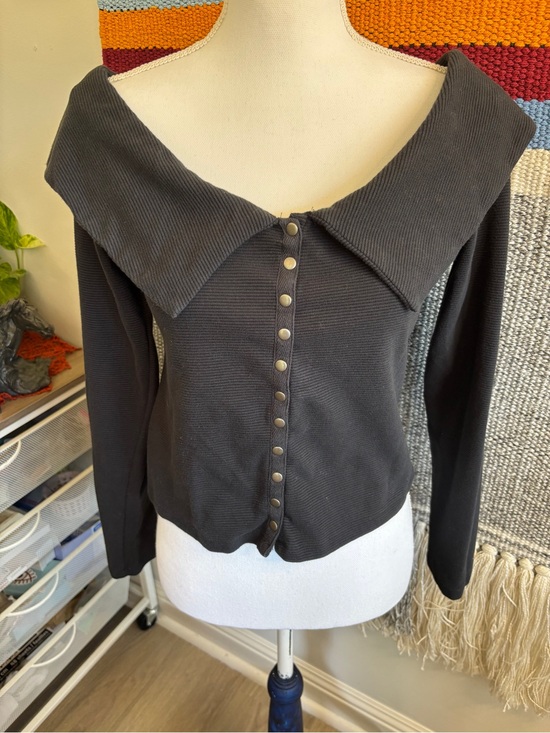 Mauve Tops - Mauve Black Ribbed Button-Front Top with Wide Fold Collar